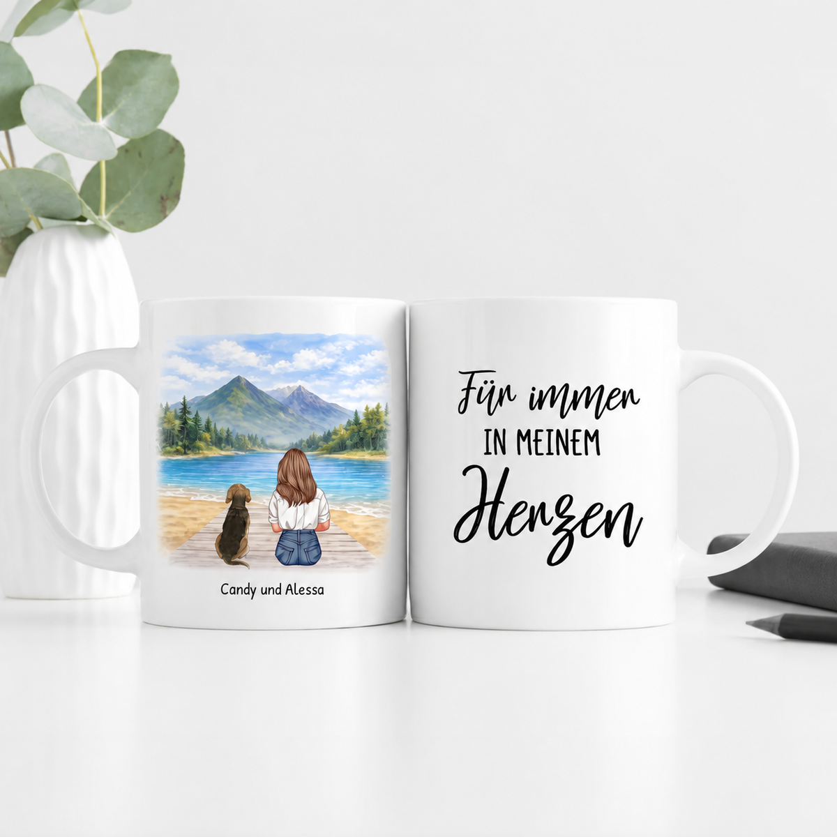 Gepersonaliseerde witte mok met illustratie van een vrouw en een hond bij een meer en de tekst "Für immer in meinem Herzen".