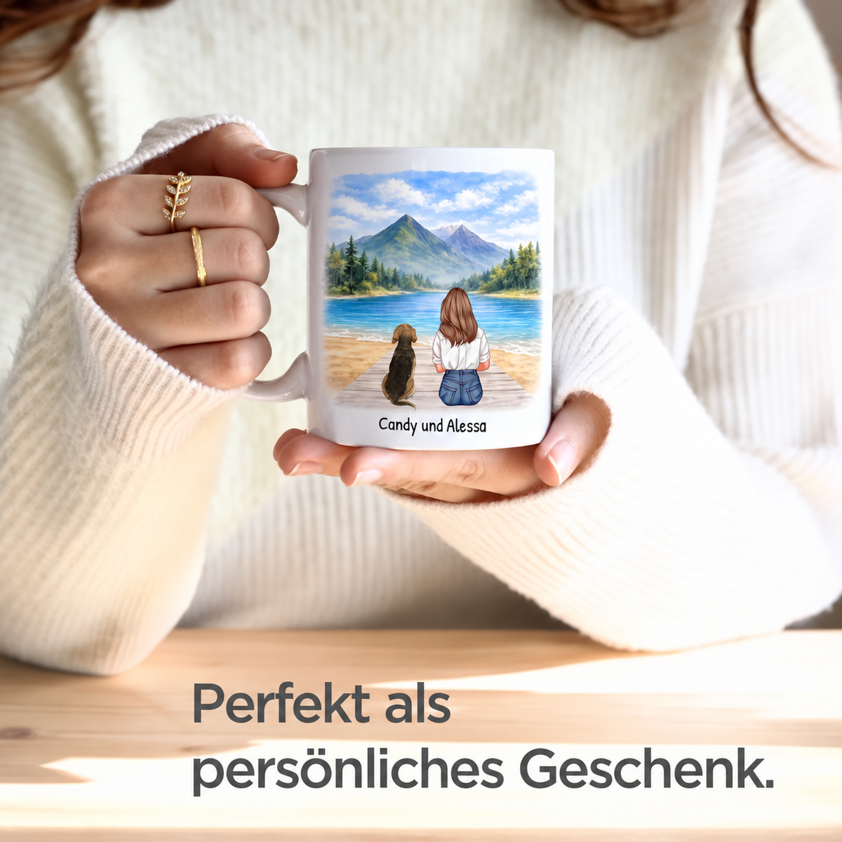 Gepersonaliseerde witte keramische mok met illustratie van een vrouw en een hond bij een meer.