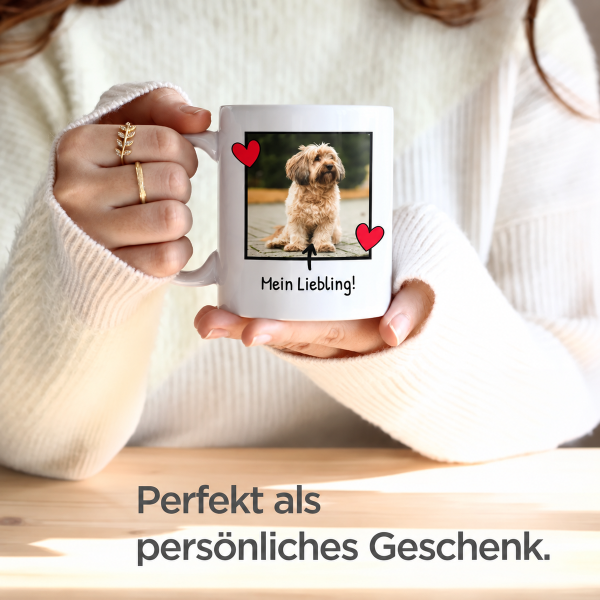Persoon houdt een witte fotomok met hondenfoto en tekst vast, warm vest.