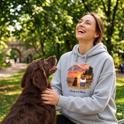 Sweat à capuche gris avec impression personnalisée d'un paysage et de deux animaux, porté par une femme souriante.