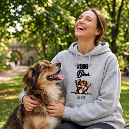 Grijze hoodie met hondenmotief, gedragen door een lachende vrouw die met haar hond speelt in het park.