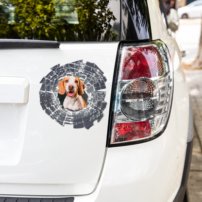 Autocollant de voiture personnalisé avec photo de chien, façon verre brisé sur un véhicule blanc.