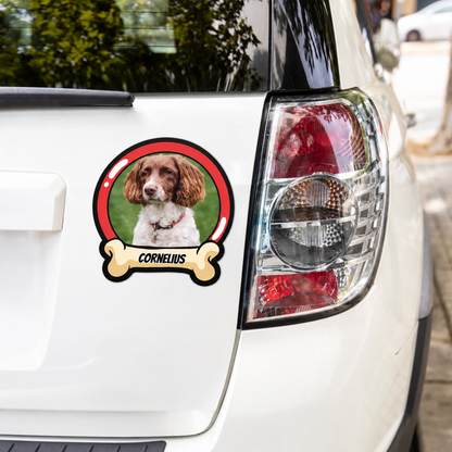 Autocollant de voiture personnalisé avec photo de chien et le nom "CORNELIUS" sur fond blanc.