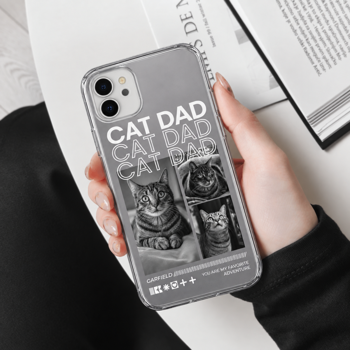 Coque de téléphone avec motifs de chats et l'inscription "CAT DAD" en noir et blanc, design transparent.