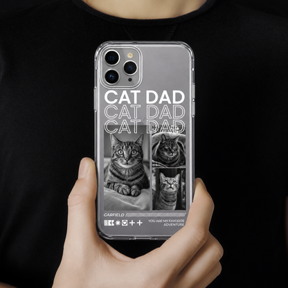 Personne tenant une coque transparente avec motifs de chats noir et blanc et le texte "CAT DAD".