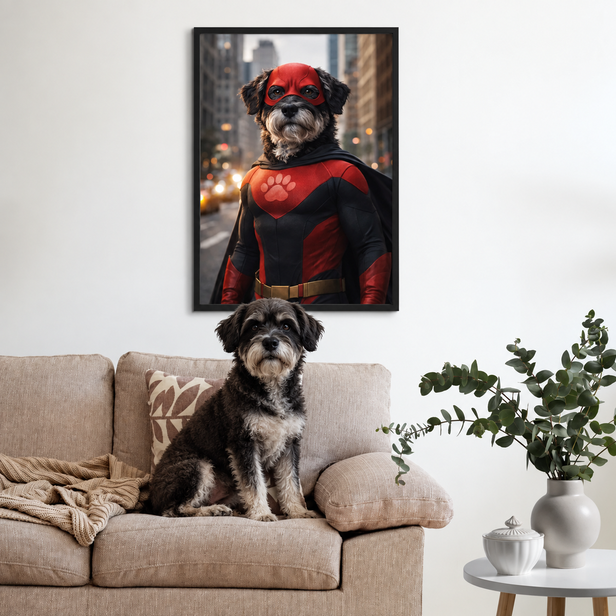 Hond op een bank, gepersonaliseerde poster van een hond als superheld aan de muur.
