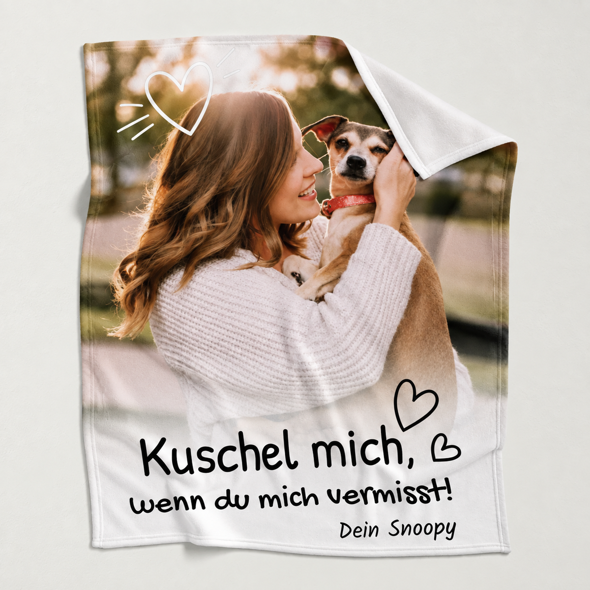 Gepersonaliseerde huisdierdeken met tekst en foto van een vrouw die een hond knuffelt. Witte en beige tinten.