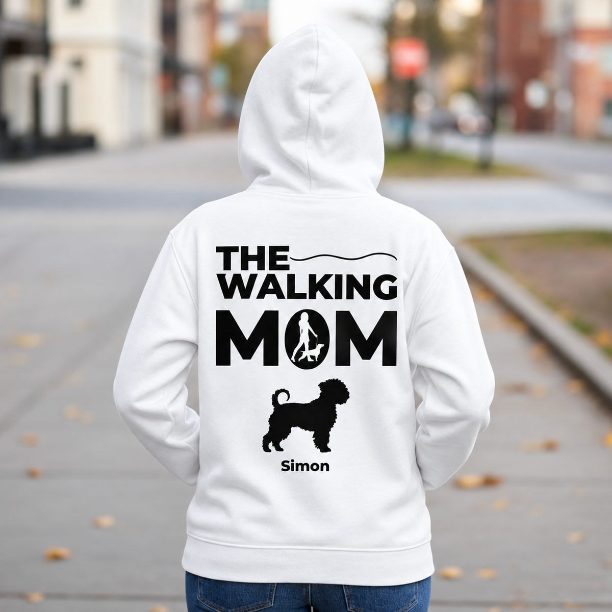 Witte hoodie met rugprint "THE WALKING MOM" en hondensilhouet, gepersonaliseerd met de naam Simon