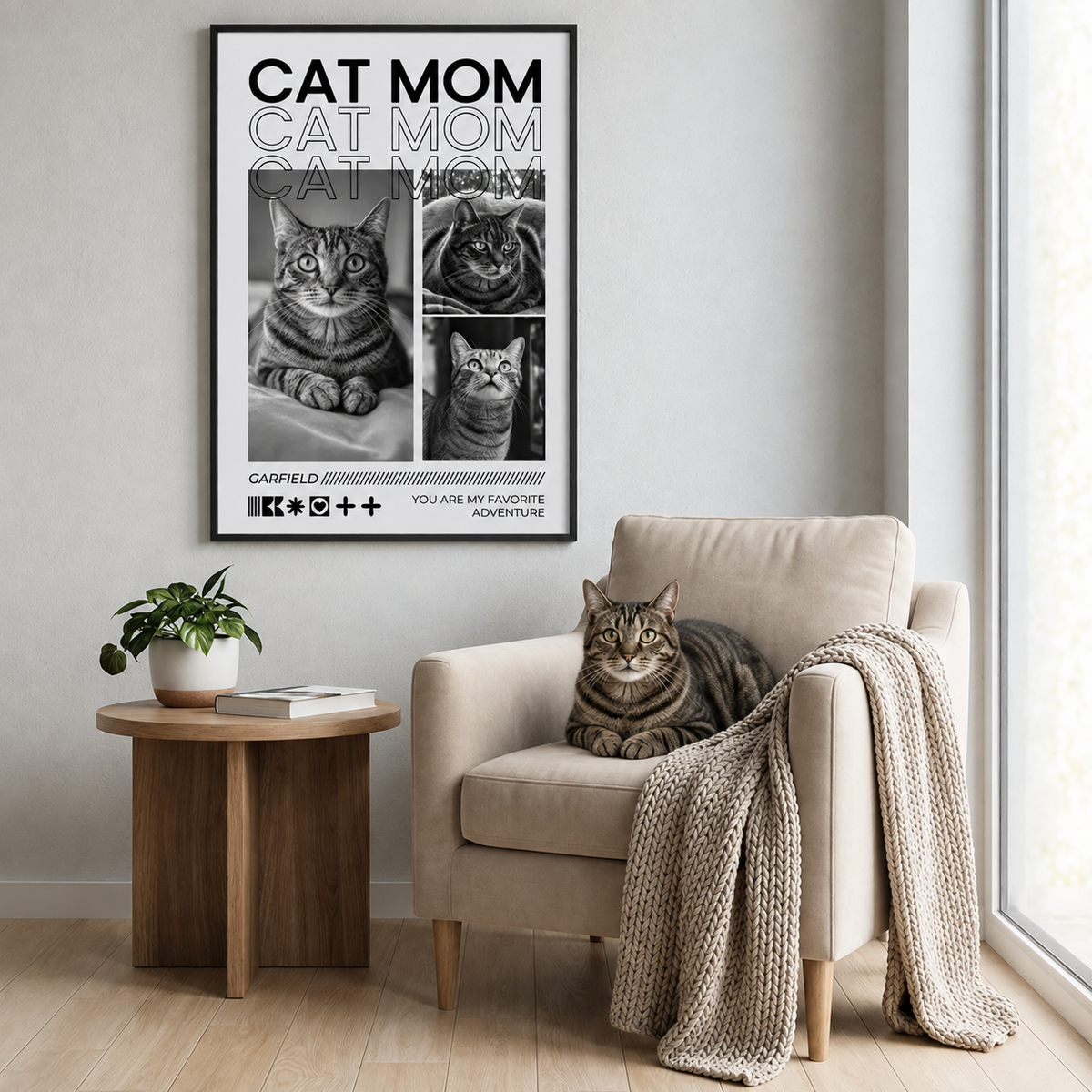 Poster personnalisé avec trois photos de chats, cadre noir, salon avec fauteuil beige et pot vert.