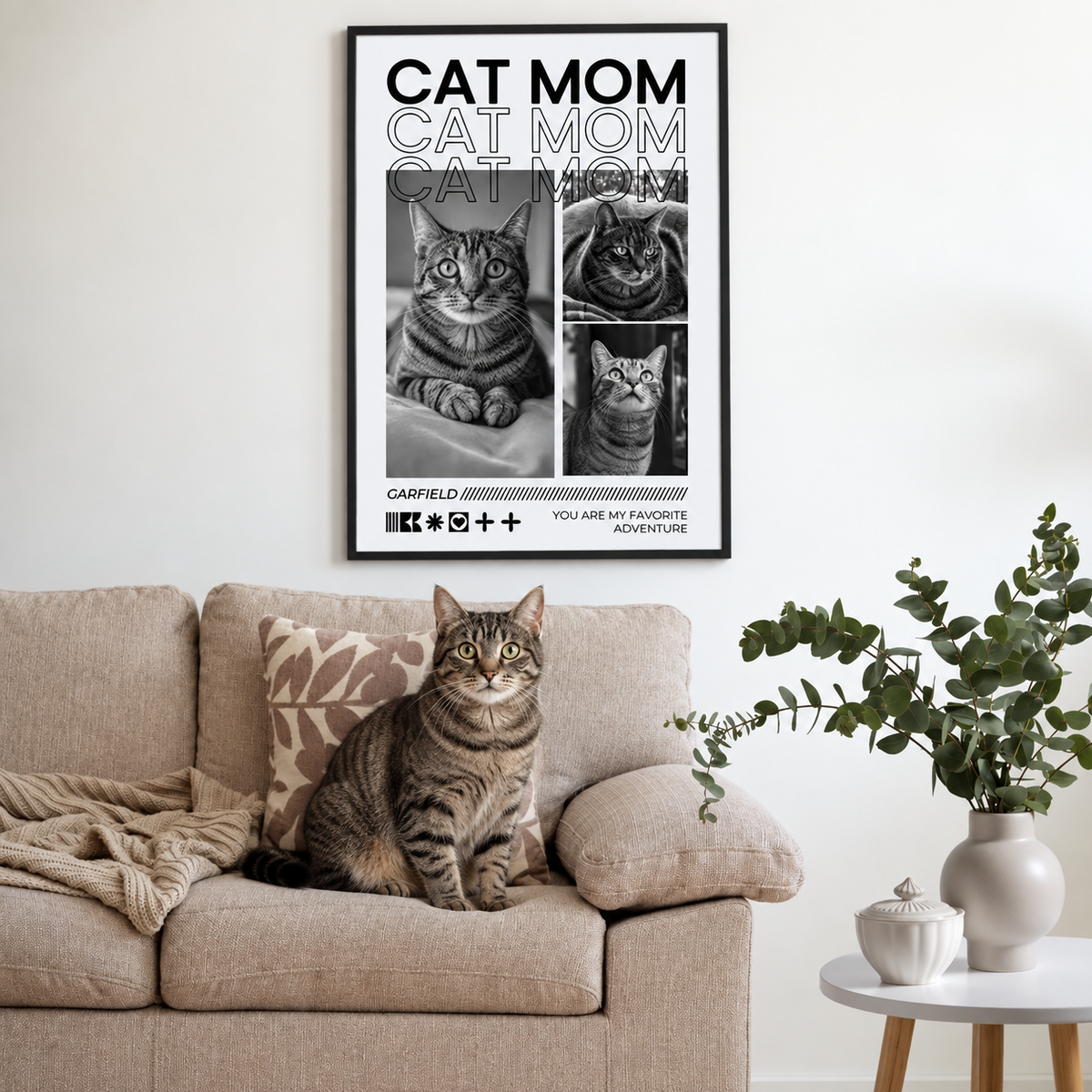 Poster personnalisé avec le texte "Cat Mom" et des photos de chats, dans un cadre moderne au-dessus d'un canapé.