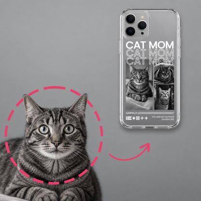 Gepersonaliseerd transparant telefoonhoesje met kattenmotieven en de tekst "CAT MOM". Kat op de voorgrond.