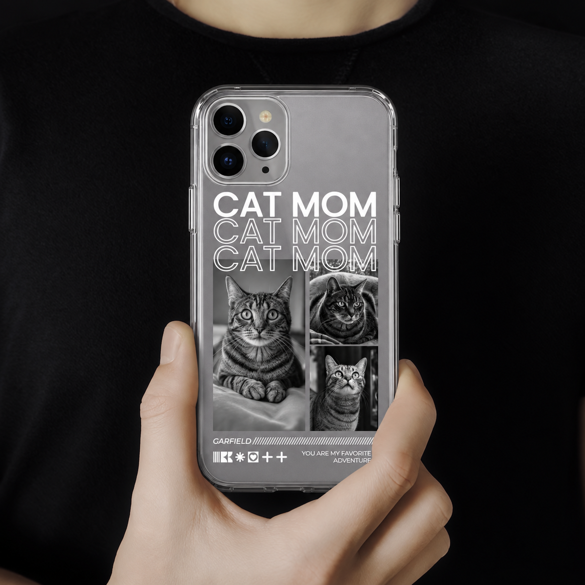 Gepersonaliseerd telefoonhoesje met kattenmotieven en de tekst "Cat Mom" in een strak, modern ontwerp.