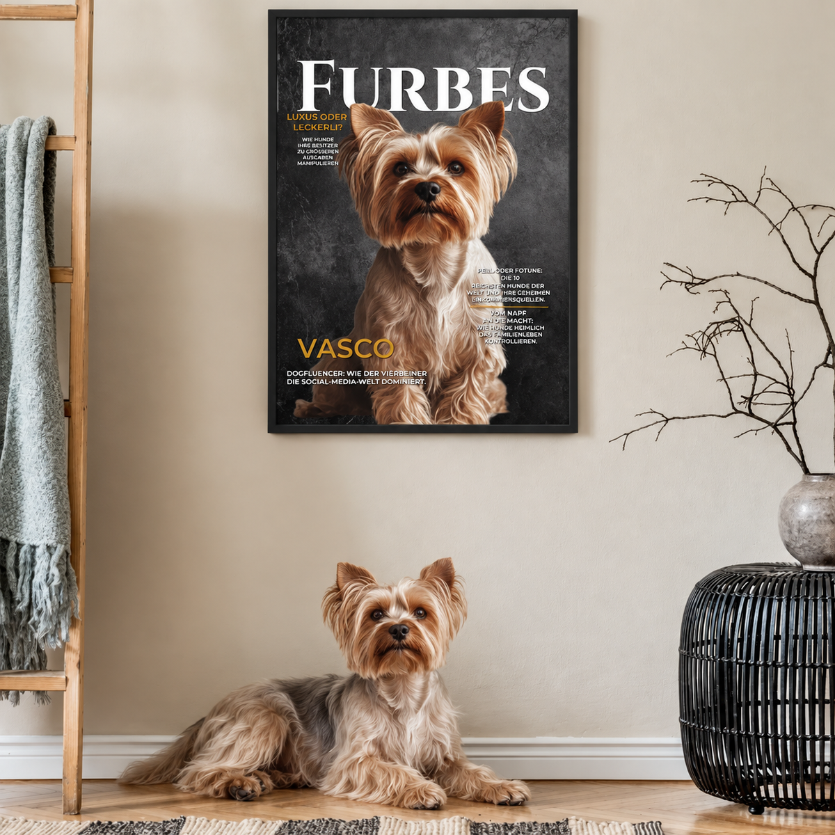 Un poster personnalisé encadré d'un yorkshire terrier au mur et un autre yorkshire terrier par terre.