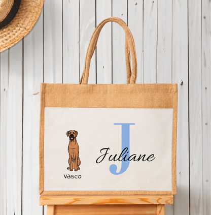 Sac cabas beige en jute avec motif de chien, le prénom Juliane et une initiale J bleue.