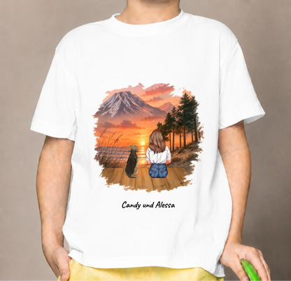 Wit T-shirt met persoonlijke print: illustratie van een meisje en hond bij zonsondergang in de bergen.