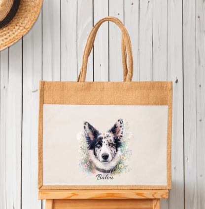 Gepersonaliseerde jute boodschappentas met aquarel-hondenmotief en naam. Kleurrijk ontwerp op lichtbeige achtergrond.