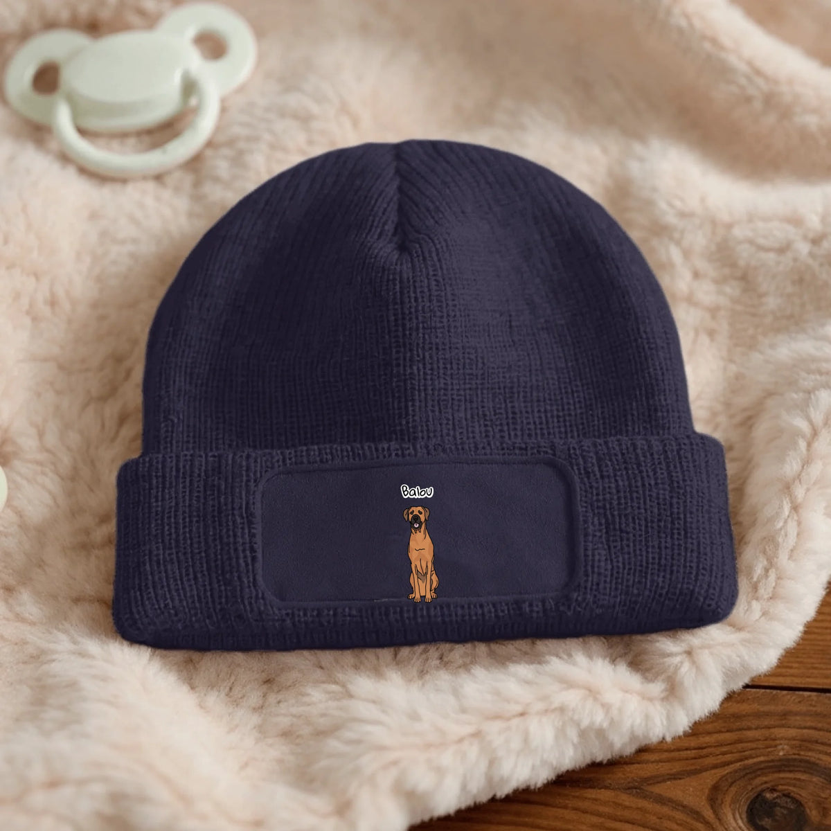 Donkerblauwe gebreide muts met hondenmotief en personaliseerbaar label.