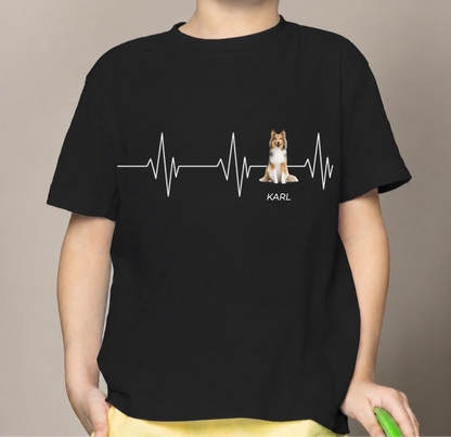 Zwart kindershirt met hartslagmotief en hondenillustratie, gepersonaliseerd met de naam KARL.