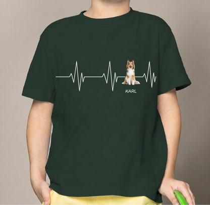 Donkergroen kindershirt met hartslagmotief en hondenafbeelding, gepersonaliseerd met de naam Karl.