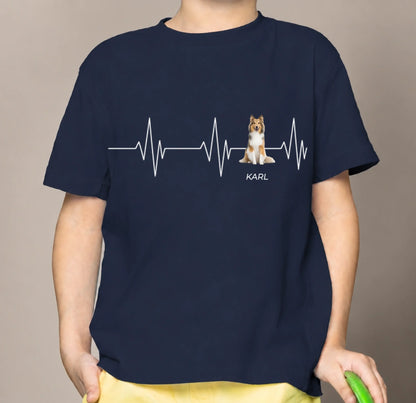 Blauw katoenen kindershirt met hartslagontwerp en hondenmotief. Naam “KARL” opgedrukt.