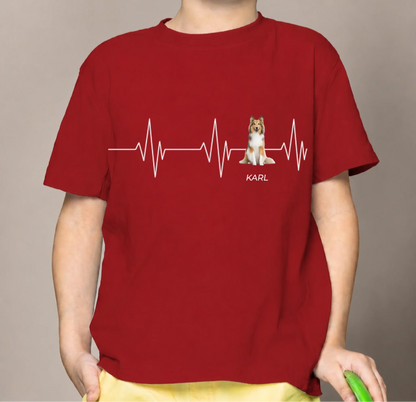 Rood katoenen kindershirt met hartslag- en hondenmotief, gepersonaliseerd met de naam Karl.