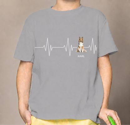 Grijs kindershirt met hartslagmotief en hondenafbeelding, gepersonaliseerd met de naam “KARL”.