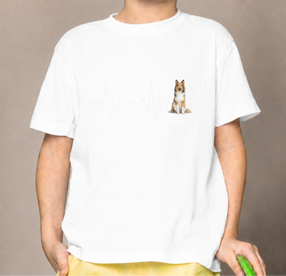 Wit kindershirt met hartslaglijn en hondenmotief, gepersonaliseerd met een naam.