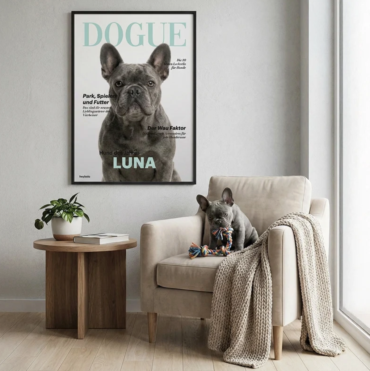 Décoration murale personnalisée avec poster de chien, canapé marron, pot de fleurs et jouets sur une table.