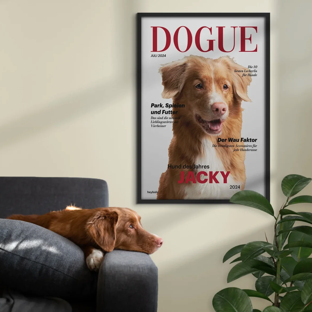 Poster de chien personnalisé encadré, avec un chien allongé tranquillement sur un canapé à côté.