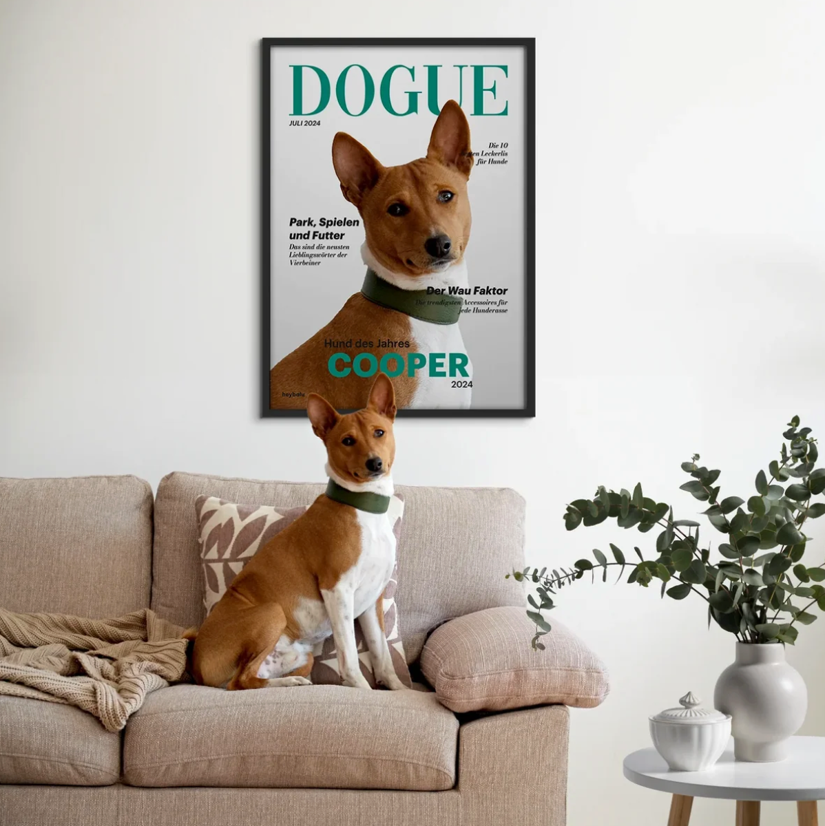Poster personnalisé avec chien sur un canapé, design moderne et cadre gris.