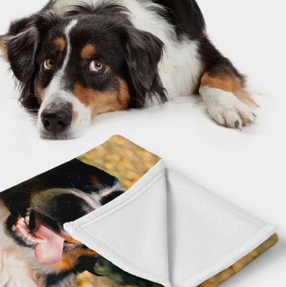 Gepersonaliseerde deken met foto van een hond, van zacht materiaal, één zijde met pluizige textuur zichtbaar.