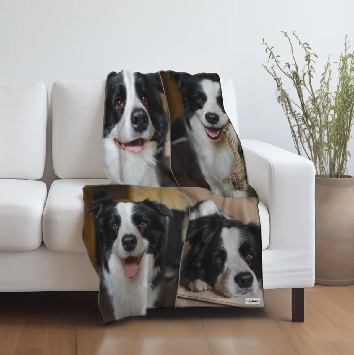 Gepersonaliseerde deken met foto's van een hond, over een bank gedrapeerd.