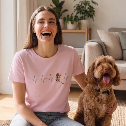 Roze T-shirt met hartslagmotief en hondenprint. Ideaal voor dierenliefhebbers.