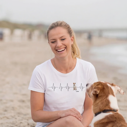 Wit T-shirt met hartslagpatroon en hondenmotief, vrouw zit op het strand.