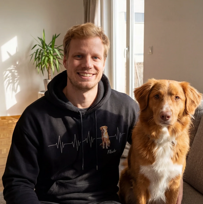 Sweat à capuche noir avec design battement de cœur et motif de chien, personnalisé avec un nom.