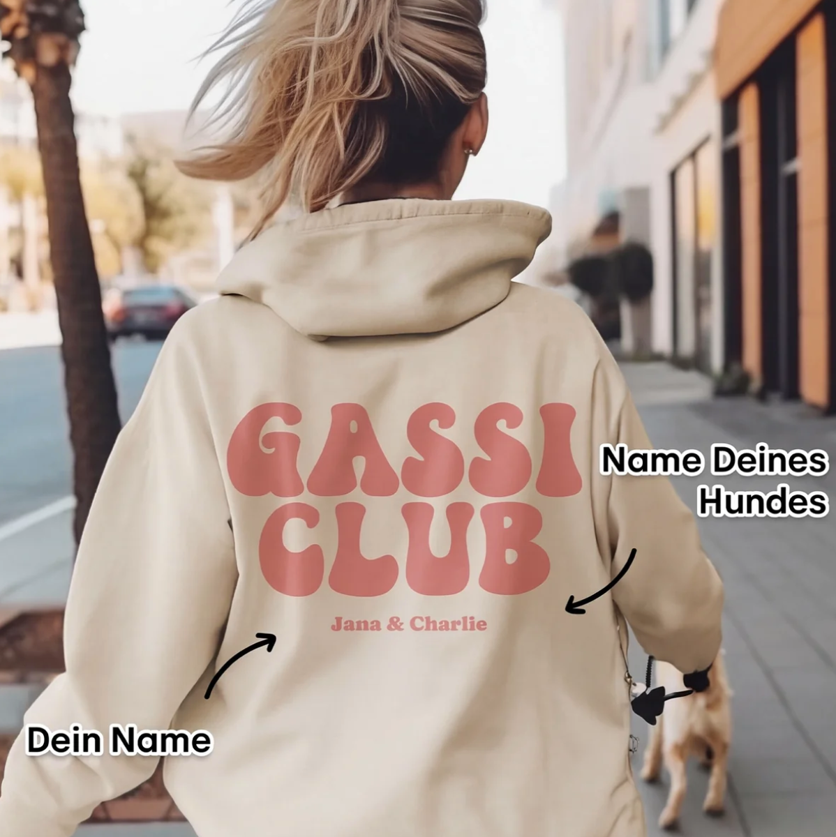 Beige hoodie met rode opdruk "GASSI CLUB" en gepersonaliseerde namen. Persoon laat een hond uit.