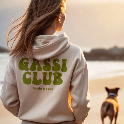 Beige capuchontrui met groene opdruk "GASSI CLUB" op de rug, personalisatie mogelijk.