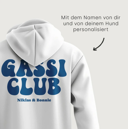 Gepersonaliseerde witte hoodie met blauwe tekst "GASSI CLUB" en de namen "Niklas & Bonnie".