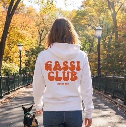 Witte hoodie met opdruk "Gassi Club" en "Lena & Balu" op de rug. Persoon loopt met een hond in het park.