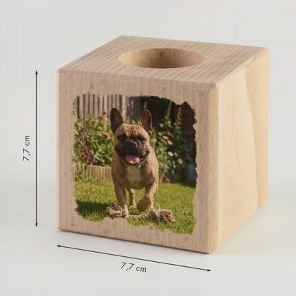 Gepersonaliseerde houten kaarskubus met hondenfoto, afmetingen 7,7 cm x 7,7 cm.