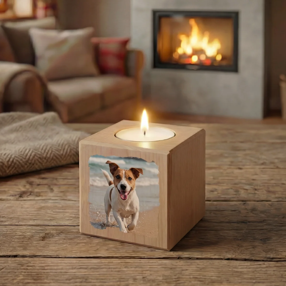 Gepersonaliseerde kaarskubus van licht hout met hondenfoto en brandende lont.