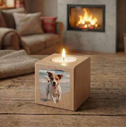 Gepersonaliseerde kaarskubus van licht hout met hondenfoto en brandende lont.