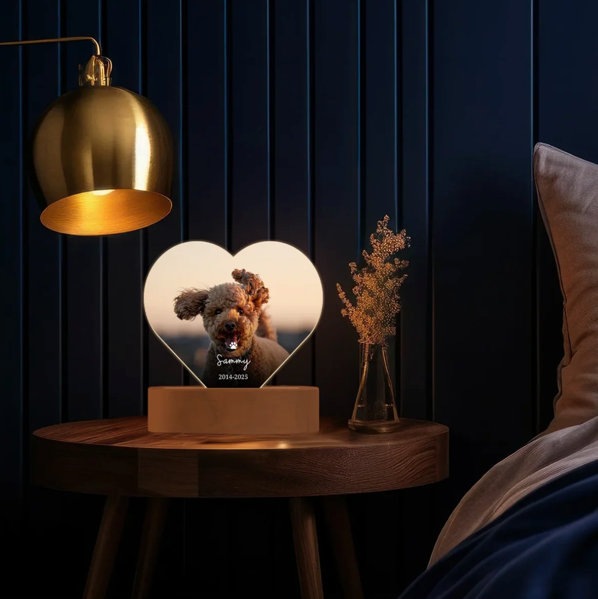 Gepersonaliseerd hartvormig LED-nachtlampje met hondenfoto en gravure op een houten voet.