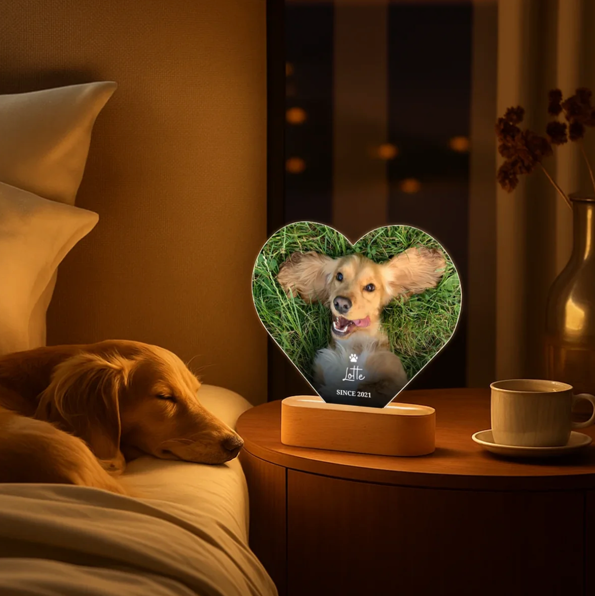 Personaliseerbaar hartvormig LED-nachtlampje met foto van een hond en houten voet.