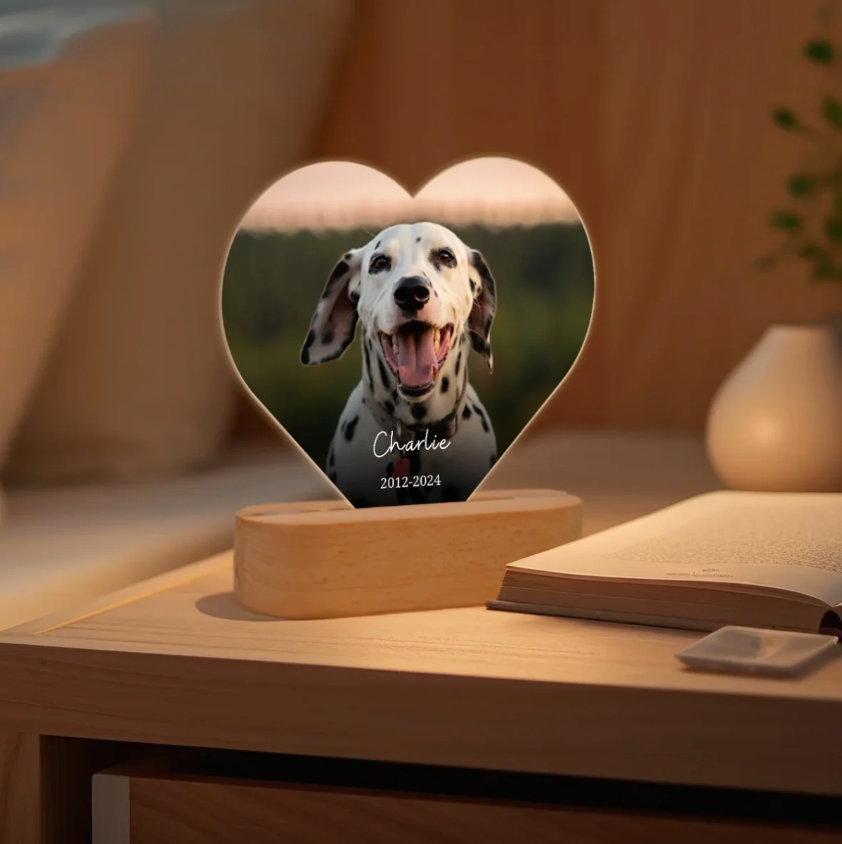 Hartvormig LED-nachtlampje met foto van een dalmatiër, gepersonaliseerd met naam en jaartallen op een houten voet.