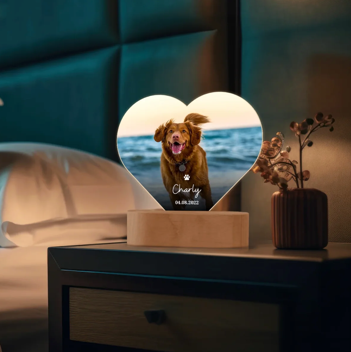 Personaliseerbaar hartvormig LED-nachtlampje met hondenfoto en gravure op een houten voet.