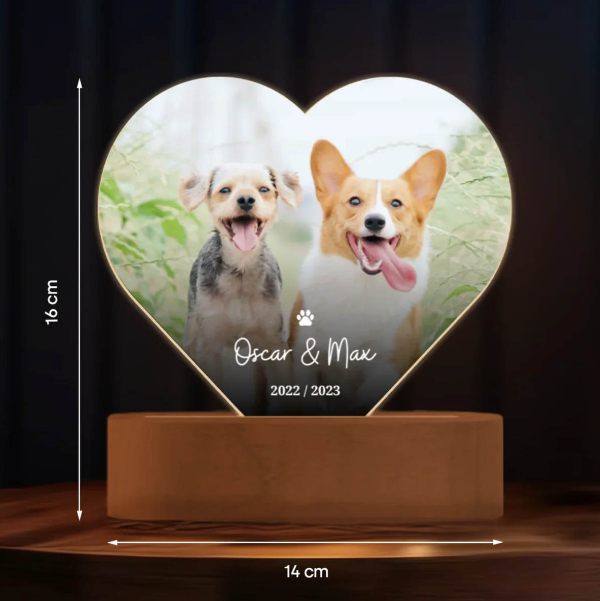 Gepersonaliseerd hartvormig LED-nachtlampje met foto van twee honden op een houten voet, 16 cm x 14 cm.