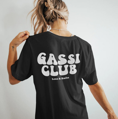 T-shirt noir avec l'inscription blanche "Gassi Club" au dos et noms ajoutés.