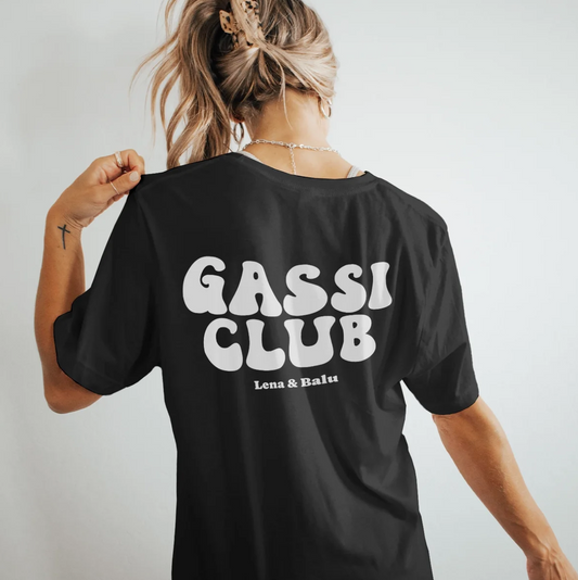 T-shirt noir avec l'inscription blanche "Gassi Club" au dos et noms ajoutés.