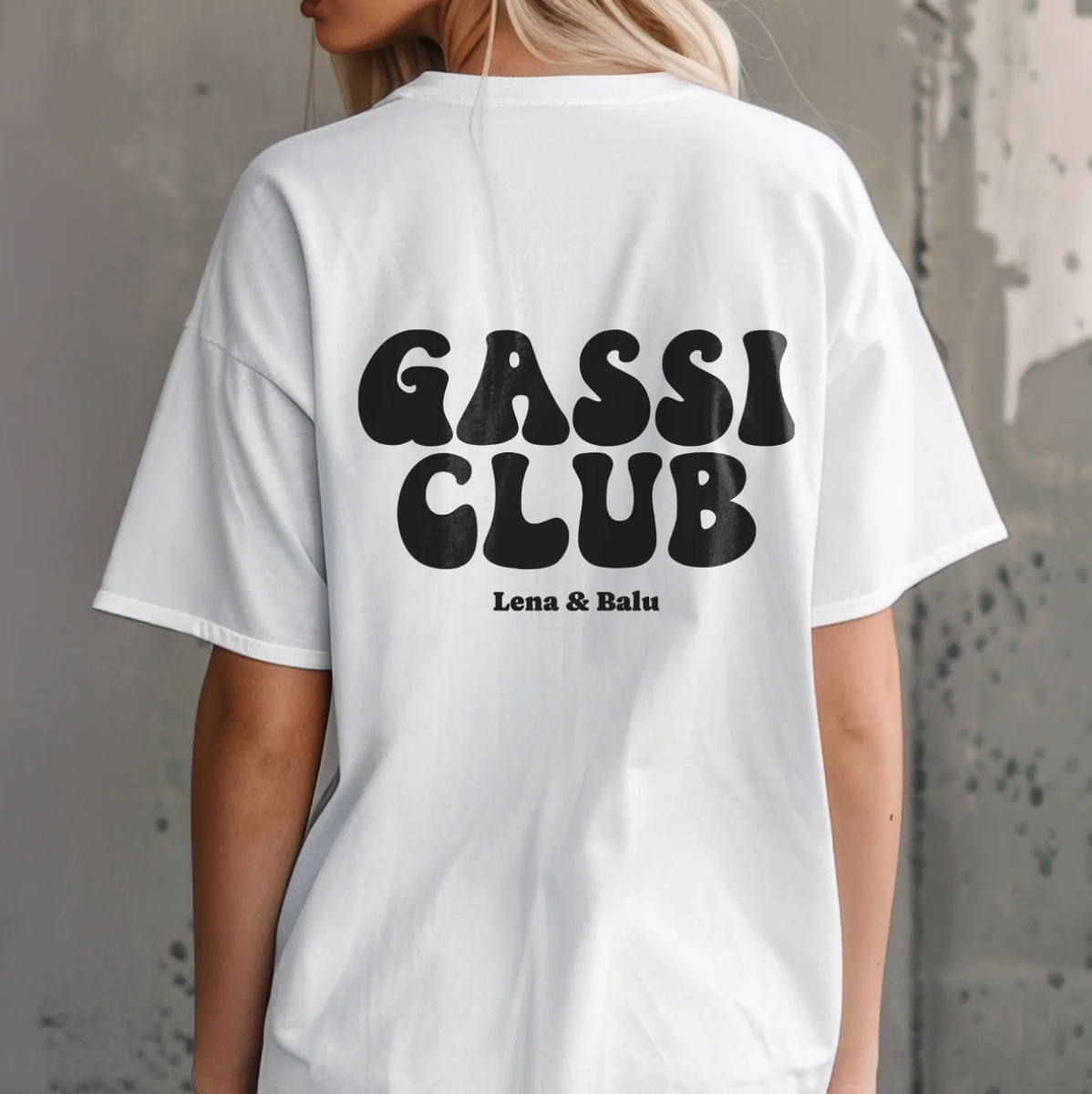 T-shirt blanc avec l'inscription noire "GASSI CLUB" et les noms "Lena & Balu" au dos.
